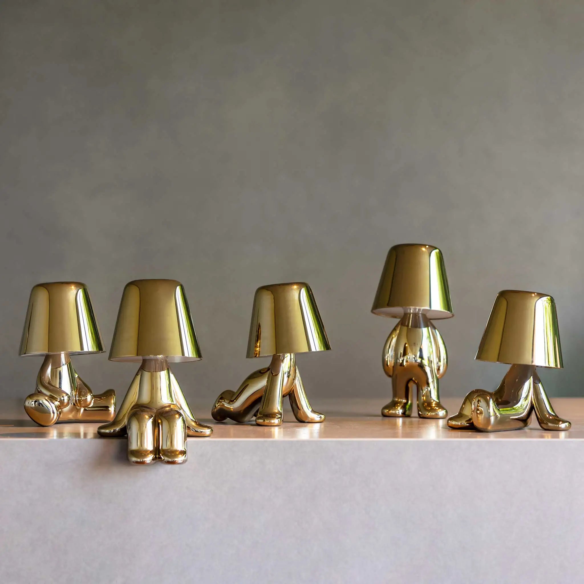 Collezione di 5 lampade Golden Brothers di Qeeboo sopra un mobile