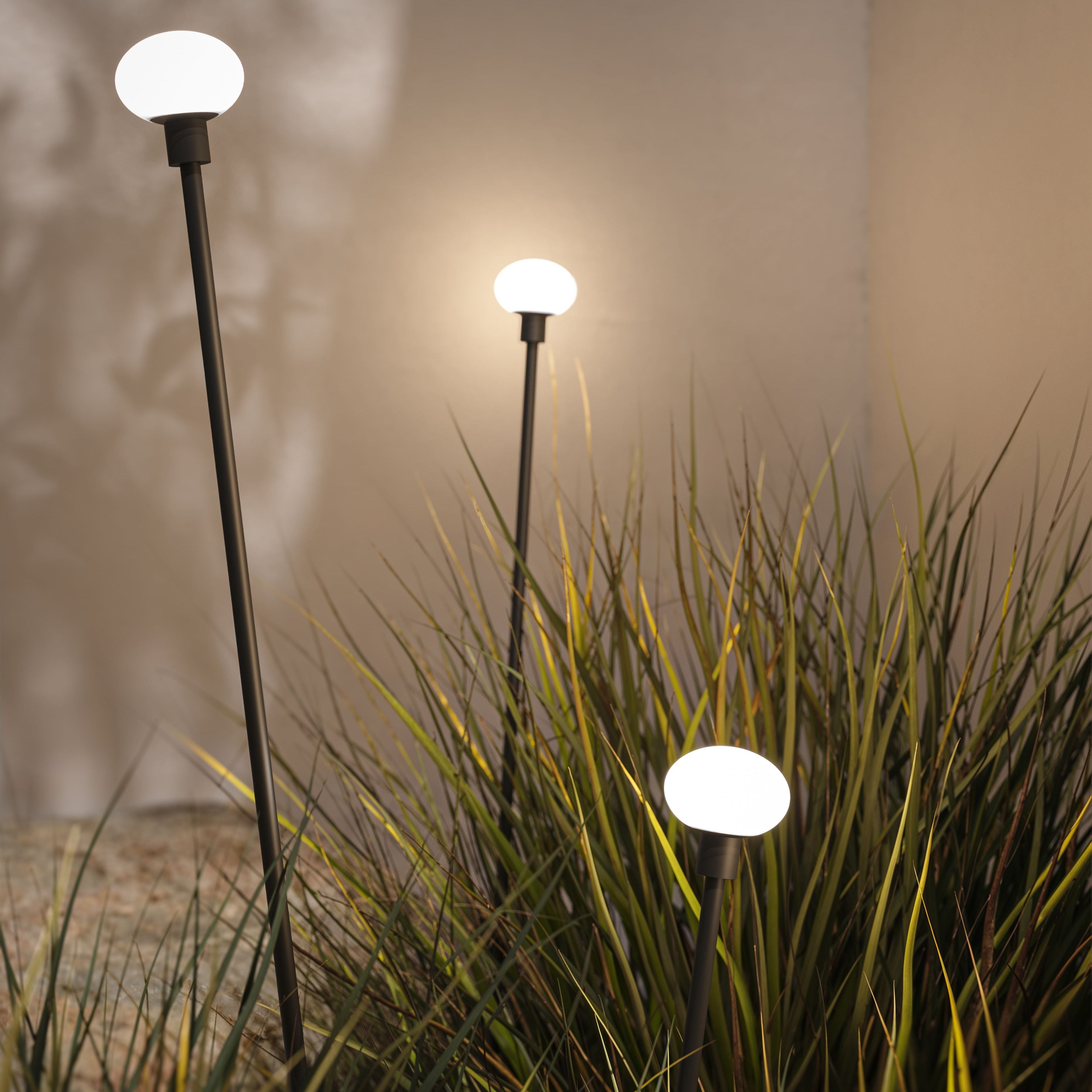 Un dettaglio di una lampada per illuminare  aiuole e giardini