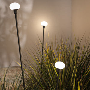 Un dettaglio di una lampada per illuminare  aiuole e giardini
