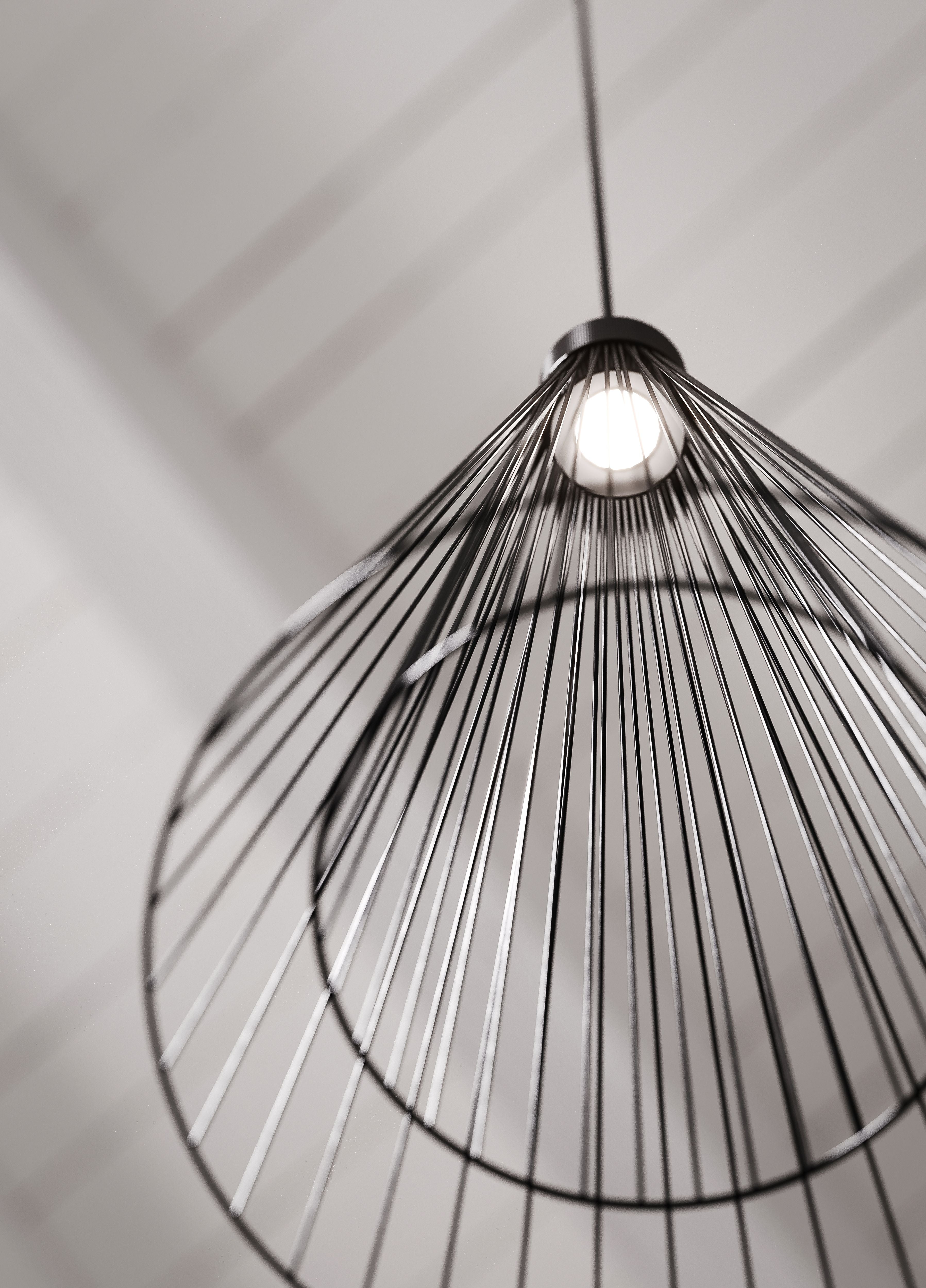 Dettaglio della lampada a sospensione in metallo verniciato - ideale per sala da pranzo.
