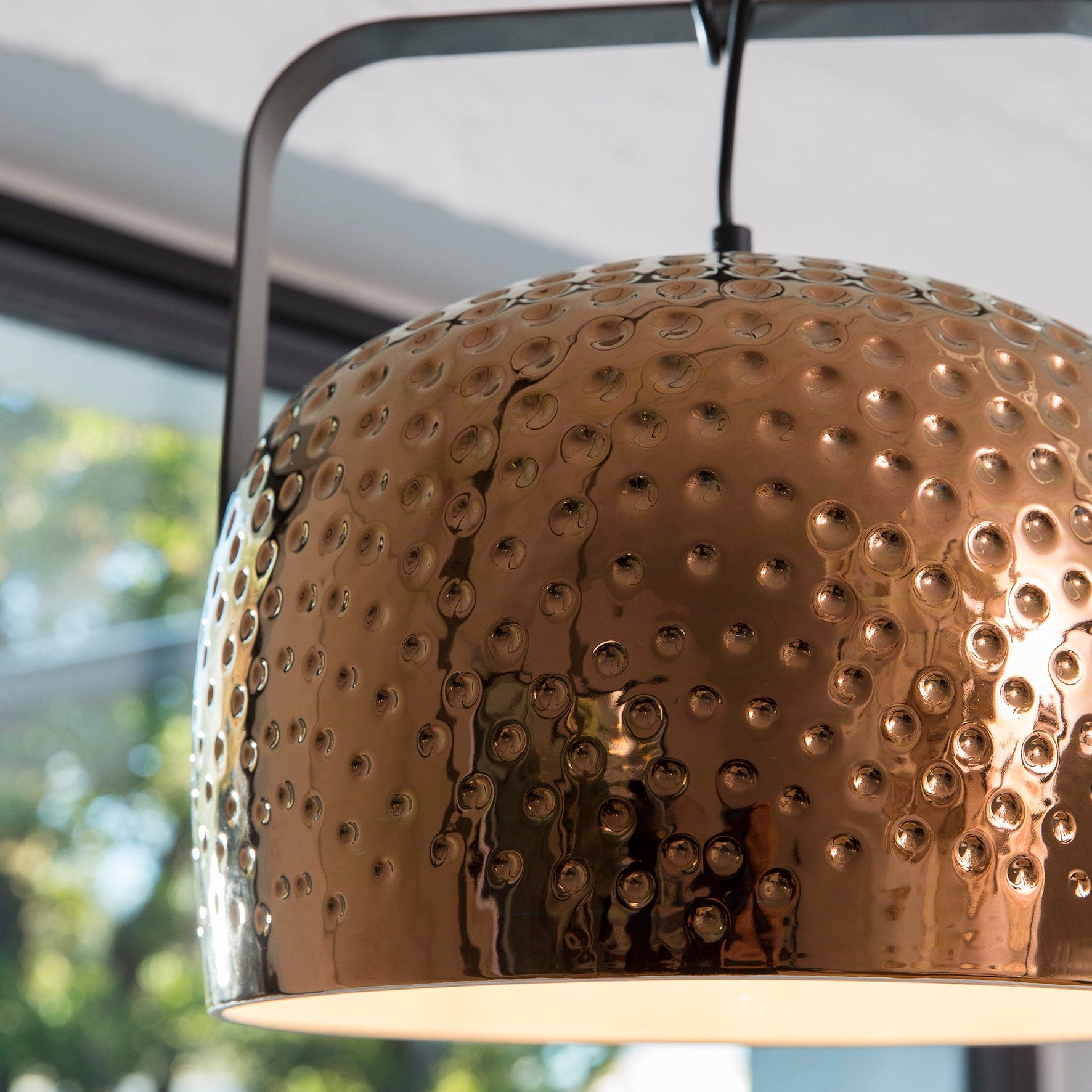 Il diffusore lavorato color bronzo della lampada BAG di Karman