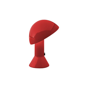 Lampada da tavolo Elmetto di Martinelli Luce, colore rosso, su sfondo neutro, con diffusore orientabile.