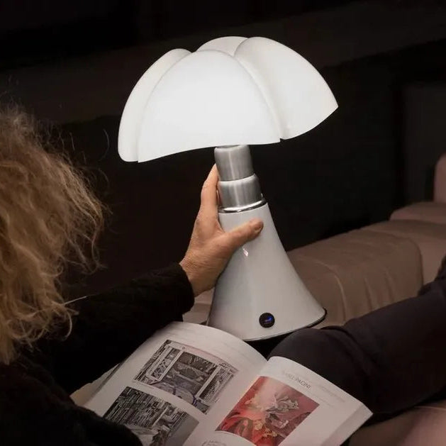L'iconica lampada da tavolo di Martinelli Luce nella versione senza fili da portare ovunque.