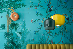 Lampada a sospensione Bellota C2450 che illumina un salotto dal design colorato.