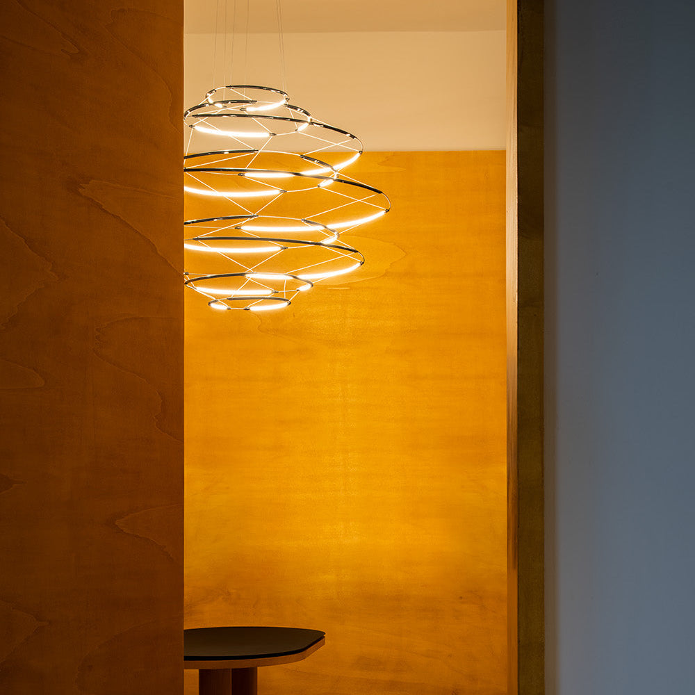Sospensione Drop 7 Nemo sopra tavolo pranzo in sala contemporanea con luce LED 2700K diffusa che illumina superficie sottostante