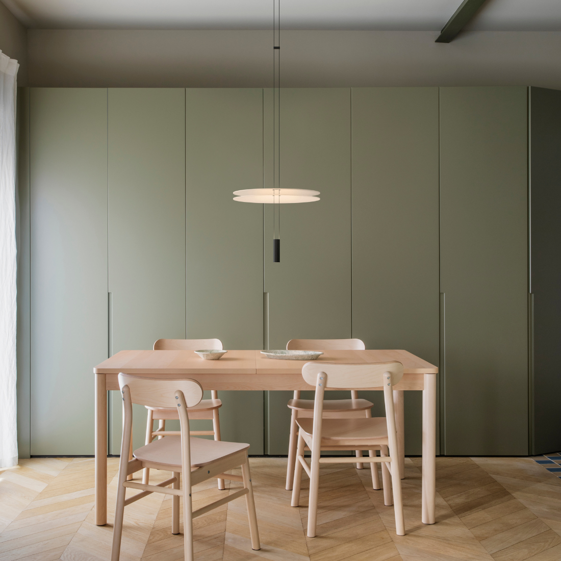 Sospensione Flamingo Mini Vibia sopra tavolo pranzo in interior contemporaneo stile nordico.