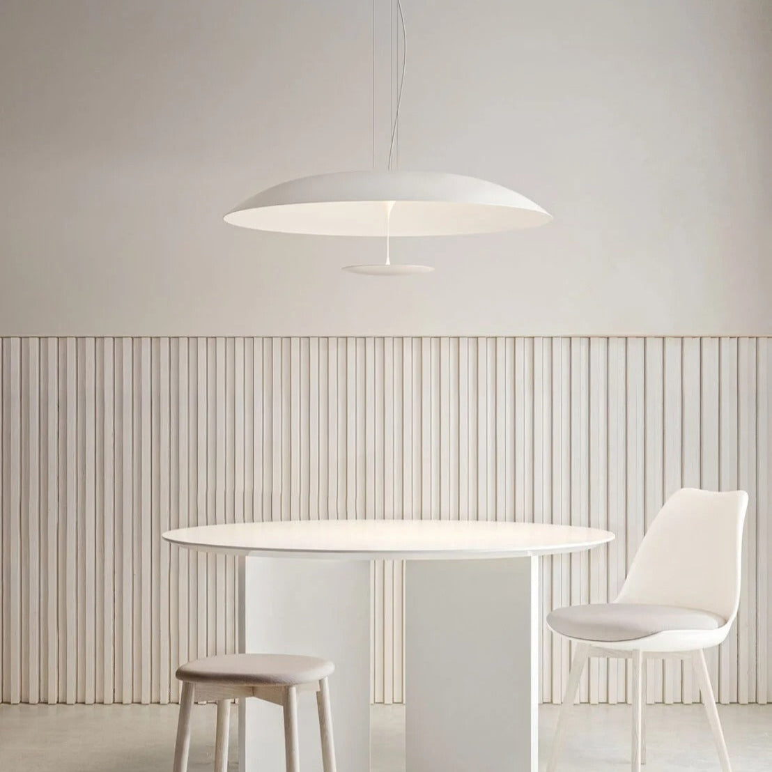 Elegante sospensione per illuminare spazi dal design pulito e minimale
