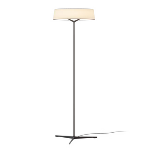 Lampada da terra DAMA finitura nera di Vibia con paralume in carta e struttura a stelo in legno di frassino, su sfondo neutro.